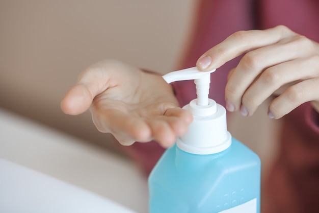 Foto donna che disinfetta le sue mani prima della procedura di manicure.