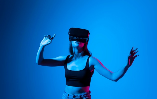 Женщина-разработчица, использующая наушники VR для проектирования новых продуктов или технологий с использованием технологии VR