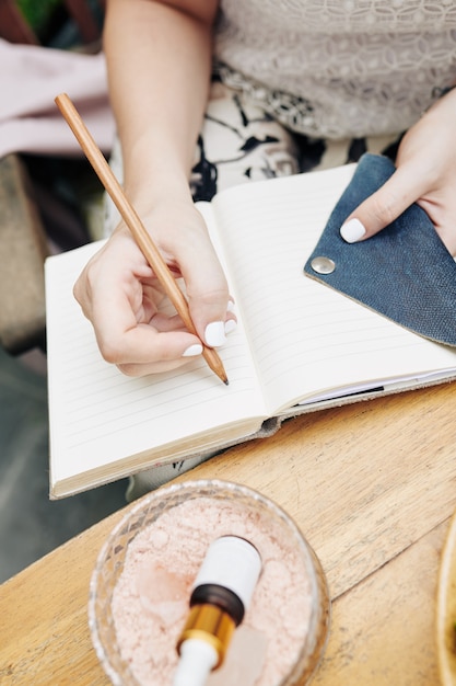 Photo woman developing cosmetics brand