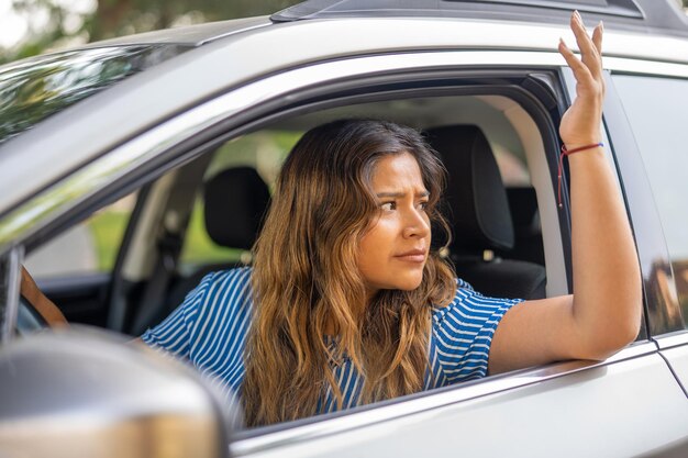 Foto donna che rinnega mentre guida la sua auto