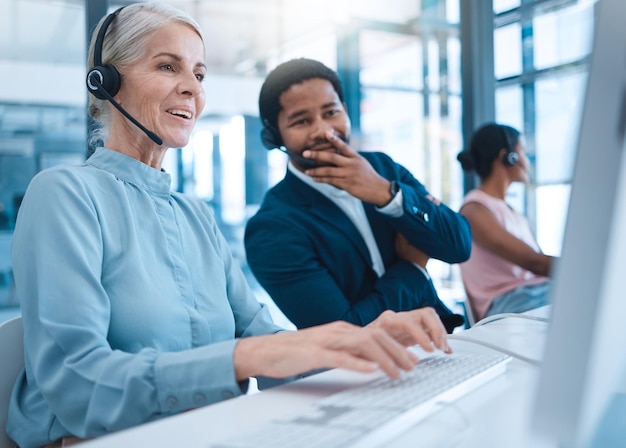 Foto dipendente del servizio di assistenza clienti per la diversità della donna e sorriso che lavora per il call center digitale o il consulente crm aziendale di telemarketing online nell'help desk dell'ufficio e collega di consulenza per l'aiuto del pc