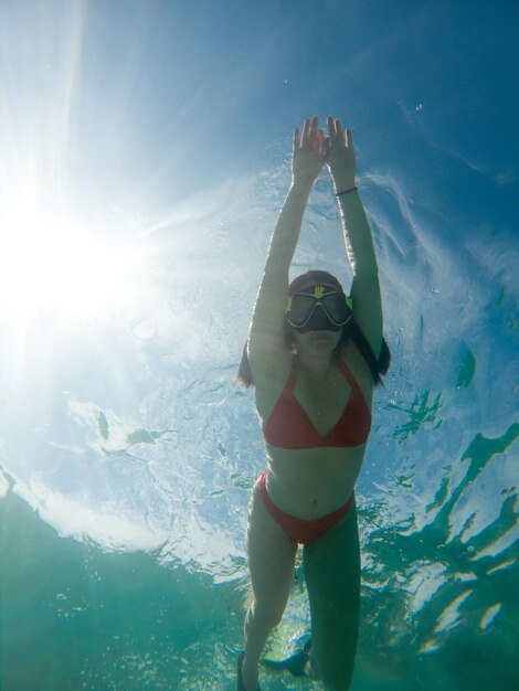 Photo woman diving underwater in scuba mask and flippers