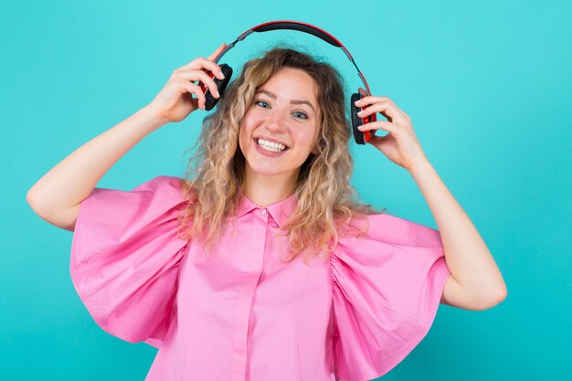 Foto donna dj in camicia con le cuffie