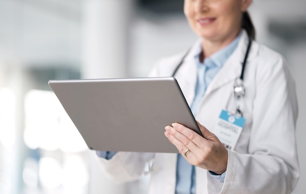 병원의 의료 및 건강 데이터를 갖춘 여성 의사 클로즈업 및 태블릿 기술 온라인 결과 및 연구, 의료 전문가 작업 및 직장에서 인터넷 작업 및 계획