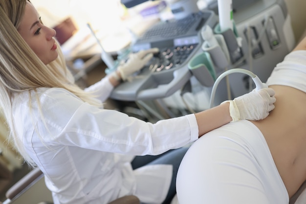 Photo woman doctor doing kidney ultrasound examination in clinic