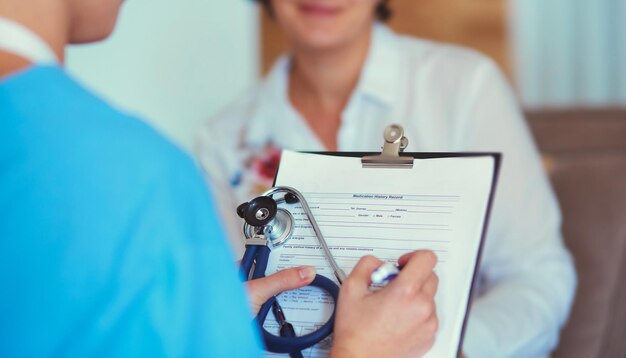 Foto medico donna che spiega la diagnosi alla sua paziente