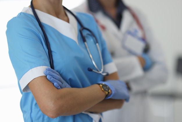 Foto medico della donna che tiene le braccia incrociate