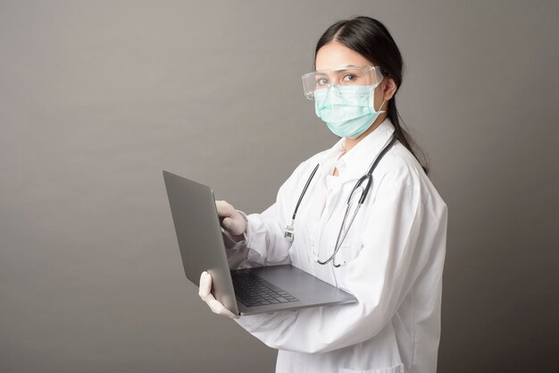 여자 의사는 노트북을 사용