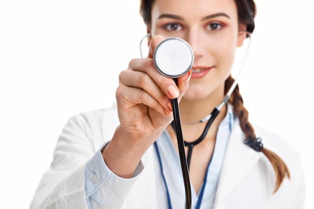 Medico donna isolato su sfondo bianco