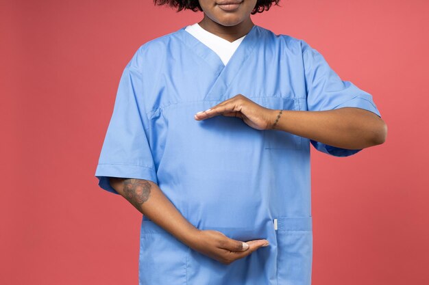 Photo woman in doctor's clothes on pink background