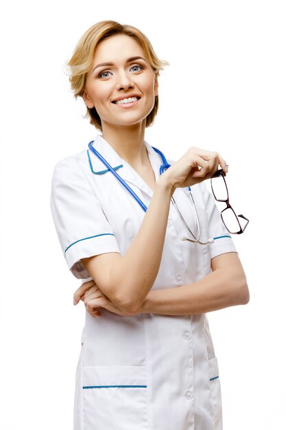 Photo woman doctor standing on white background