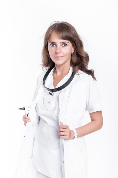 Medico della donna che indossa occhiali e cappotto medico