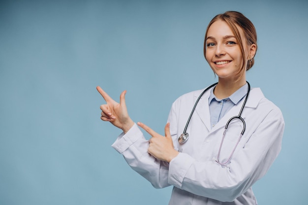 Foto medico della donna che indossa camice da laboratorio con lo stetoscopio isolato
