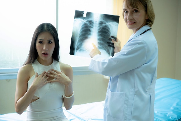 Foto donna medico con consultazione dei pazienti amichevole sorridente affidabile clinica di virologia.