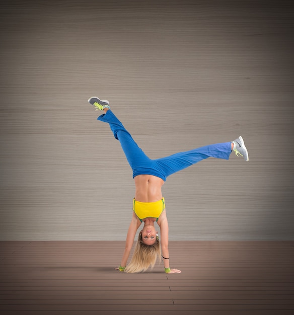 Photo woman does the wheel in a fitness exercise