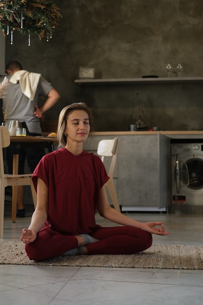 Foto una donna fa yoga a casa.