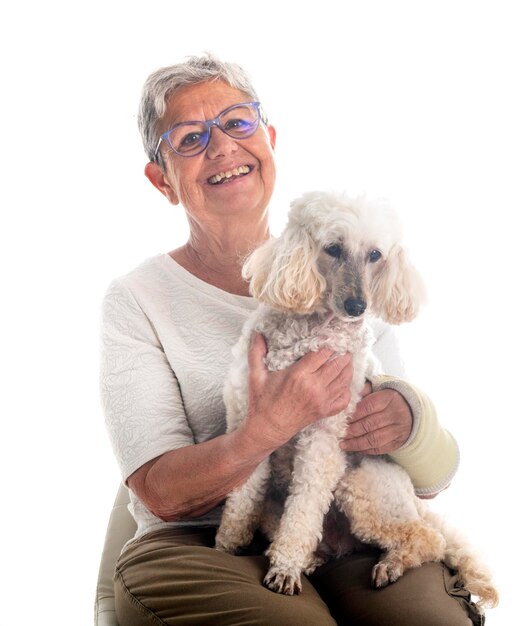女性とスタジオの犬