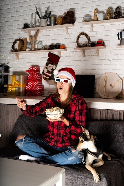 家で映画を見ている女性と犬