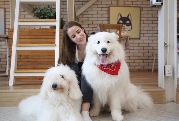 女性と犬