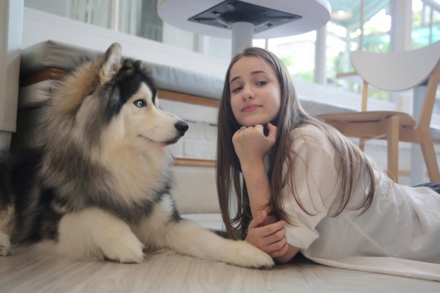 Photo woman and dog