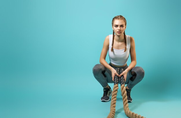 Photo woman doing crossfit exercises