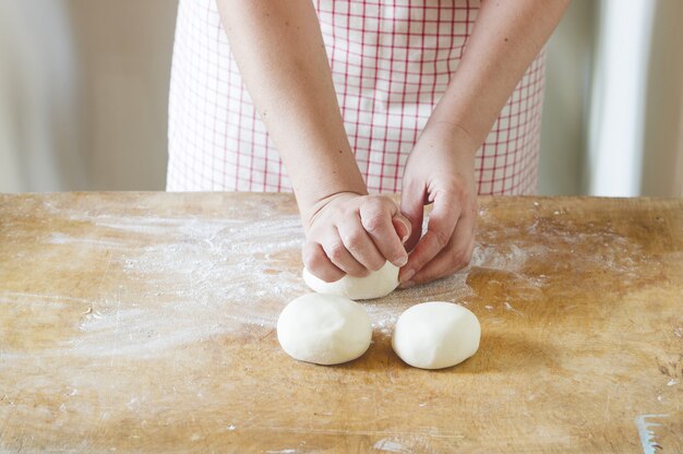 Donna che fa gnocchi, vareniks. fatto a mano.