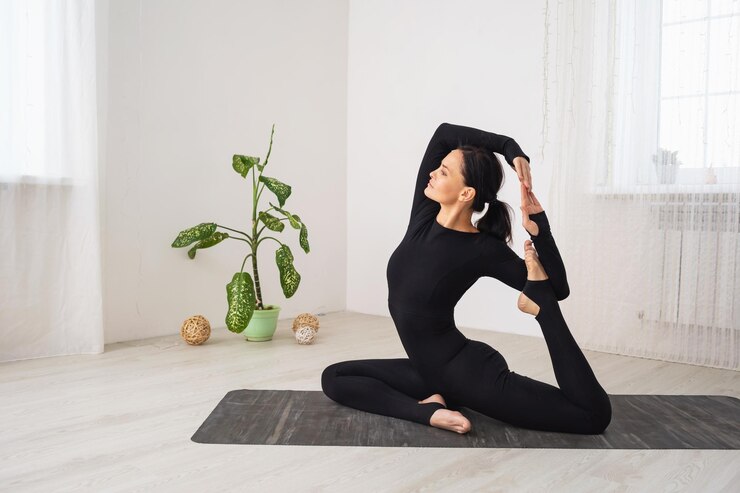 Photo 매트에 앉아 운동을 하는 여성 eka pada rajakapotasana 비둘기 포즈 훈련