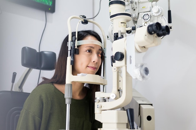 眼科診療所で目検査をしている女性