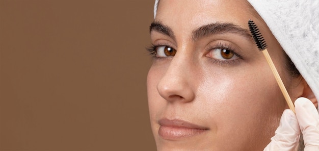 Photo woman doing an eyebrow treatment to her client