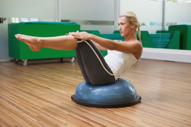 Foto donna che fa esercizio di fitness in palestra