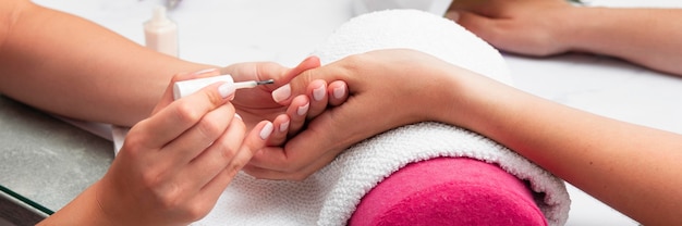 Photo woman doing her manicure at the salon