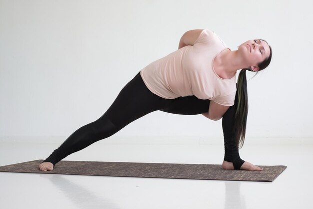 Photo woman doing lunge exercise for spine variation of utthita parshvakonasana