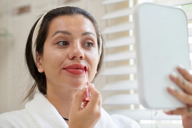 Photo woman doing makeup