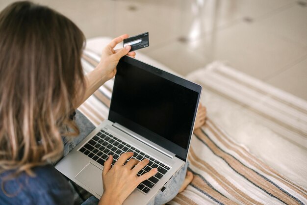 Foto donna che fa acquisti online con carta di credito