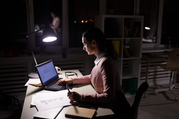 Photo woman doing project till night