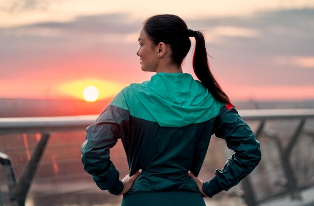 写真 通りでスポーツをしている女性