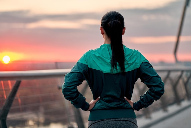 Foto donna che fa sport in strada