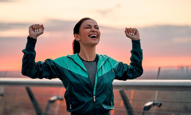 Photo woman doing sport on street