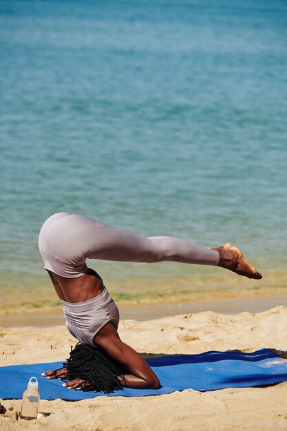 Photo woman doing supported headstand