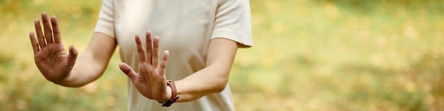 Photo woman doing tai chi move