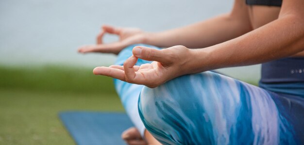 Foto una donna che fa yoga davanti a un lago