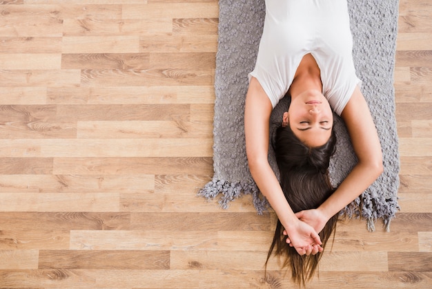 Photo woman doing yoga at home