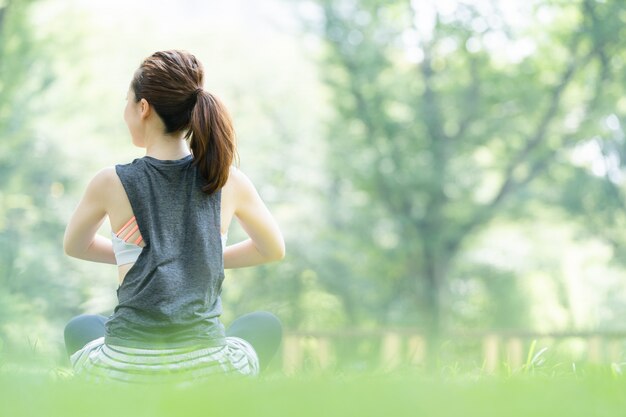 写真 公園でヨガをしている女性