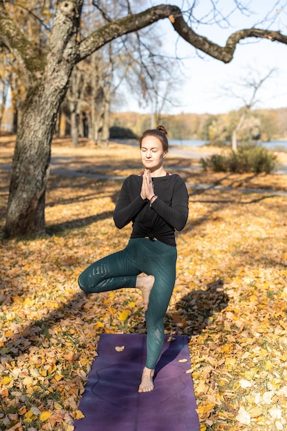 Foto donna che fa yoga e meditazione all'aperto