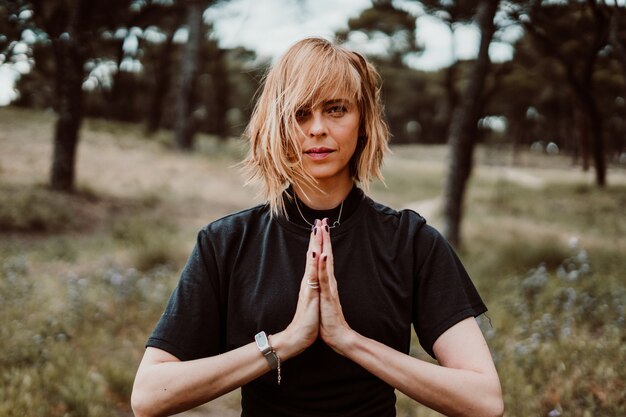 Foto donna che fa yoga all'aperto in mezzo alla natura