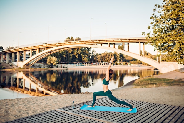 Foto donna che fa yoga all'aperto in estate