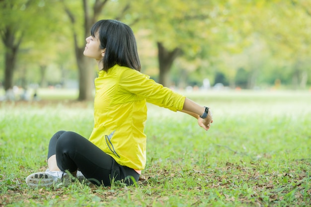 公園でヨガをしている女性