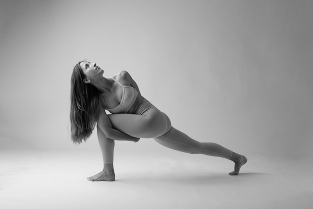 Donna che fa una foto in bianco e nero di posa di yoga