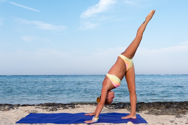 Photo woman doing yoga