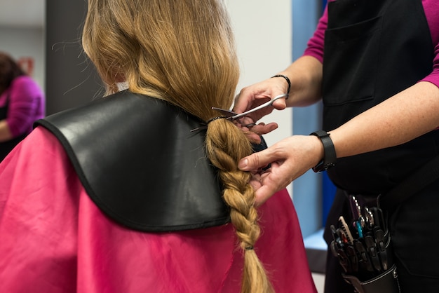 Foto donna che dona capelli per il cancro